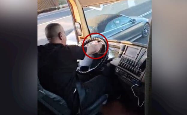 תיעוד מטריד: במקום להתרכז בכביש - נהג האוטובוס רואה סרטוני טיקטוק