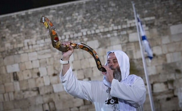 ערב יום הכיפורים: רבבות בכותל המערבי לומר סליחות | ישיר מהכותל המערבי