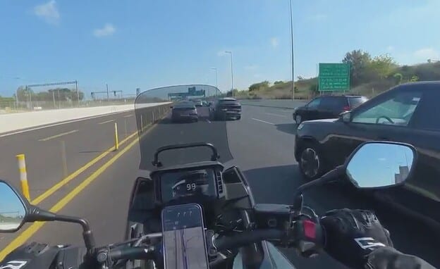 "זה גזר דין מוות לרוכב": הסכנה לרוכבי האופנוע בנתיב המהיר באיילון