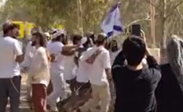 למרות שהמשטרה וקק"ל אסרו: חגיגת שמחת תורה במתחם ההנצחה של הנובה