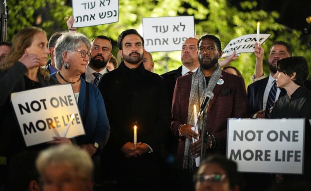 "בוגד, מכרת את העם שלך": ממדאני ספג גידופים ממפגינים אנטי ישראלים כשהשתתף בטקס לציון 7 באוקטובר