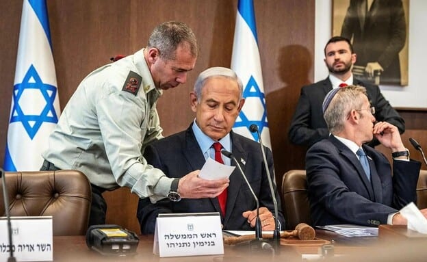 "נתניהו חייב ללכת הביתה היום": סערה בעקבות ריאיון מזכ"צ רה"מ לשעבר בחדשות 12