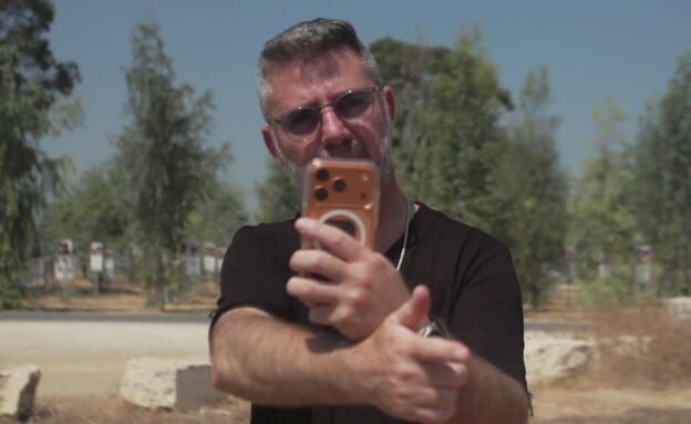 המתעדים הראשונים של 7 באוקטובר מדברים: "הטלפון הוא כלי נשק יותר חשוב מהאקדח"