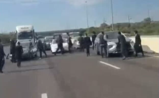 בשעת עומס ובהפתעה: חרדים קיצוניים חוסמים את כביש 4 במחאה על מעצר עריק