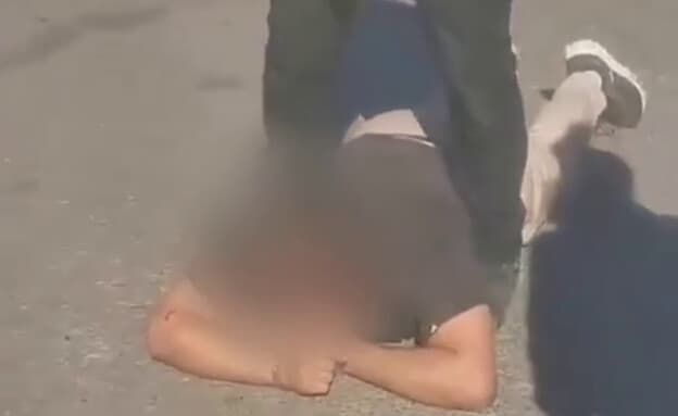 מתמודד הנפש השתולל בחצר, אביו טוען כי שוטרים שהוזעקו לסייע נהגו בו ובבנו באלימות קשה