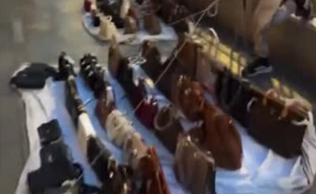מושכים בחבל ומקפלים הכל: כך נמכרים תיקי יוקרה ברחובות פריז אחרי המהומות