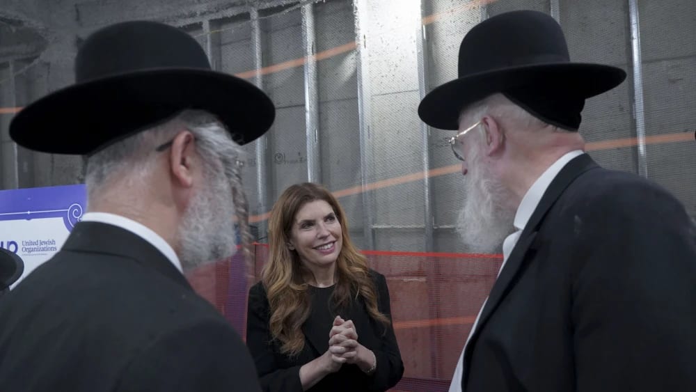 Menin Presents $1.16 Million Check to Orthodox Jewish Brooklyn Group UJO