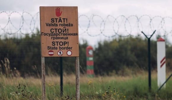 Вооруженные люди в масках угрожали латвийским военным на границе с Беларусью