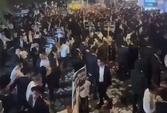 В Бней-Браке устроили шествие за "узников Торы"
