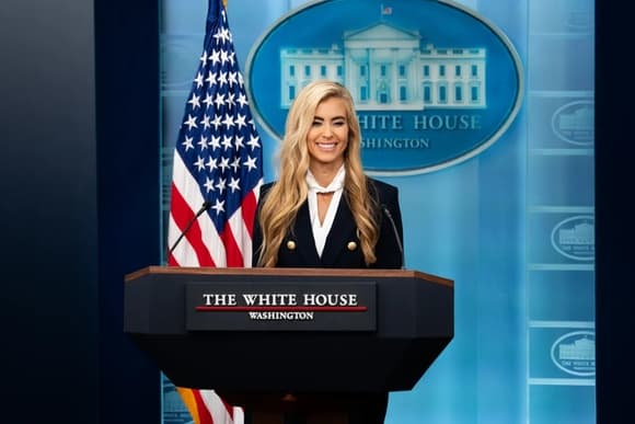 Уволенная пресс-секретарь Трампа опубликовала фото с секретной картой