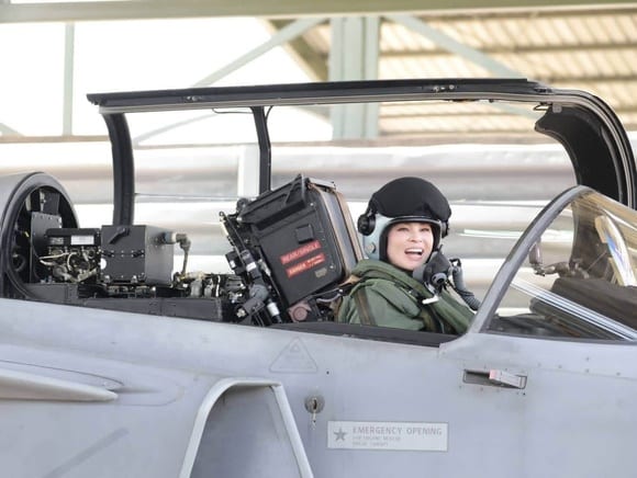 Королева Таиланда совершила первый сольный полет на истребителе Gripen
