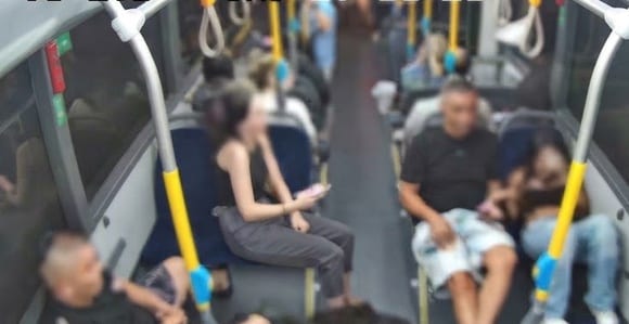 Полиция задержала 15-летнюю девушку за расистское нападение в автобусе
