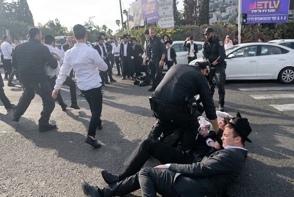 Акция протеста у полицейского участка перекрыла шоссе №4