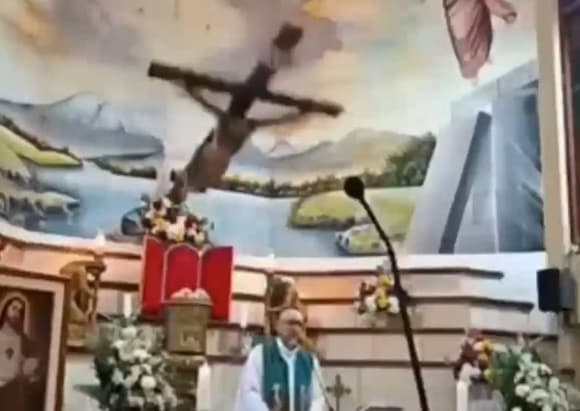 Видео: В Эквадоре священник погиб во время мессы после падения креста