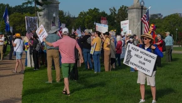 Одобрение Трампа упало до 34% перед промежуточными выборами в США