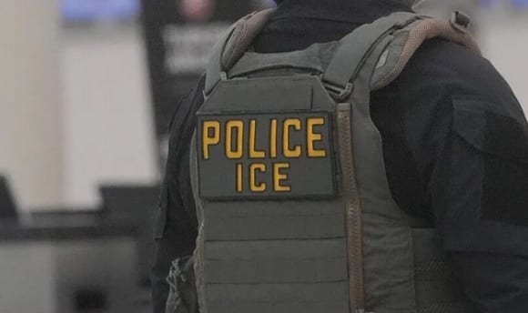 В Нью-Йорке сотрудник ICE открыл огонь по мужчине в машине с ребенком