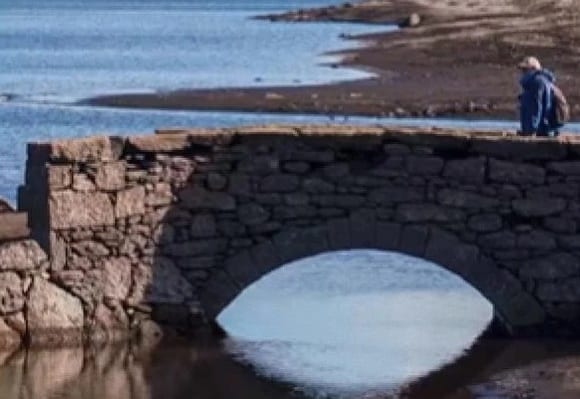 В обмелевшем британском водохранилище нашли жилища возрастом 4000 лет