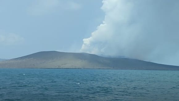 В Индонезии после извержения вулкана Анак Кракатау появился новый остров