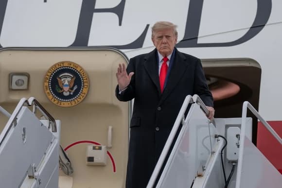 Трамп пригрозил уйти из Европы, если она "поддастся нашествию" мигрантов