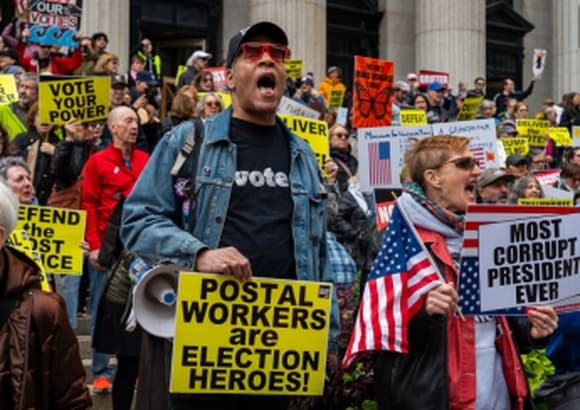 В США прошли митинги движения "Нет королям" с призывом голосовать досрочно