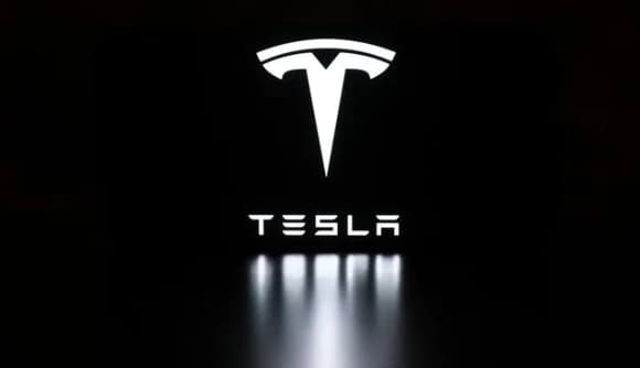 Tesla показала летающий Roadster, но акции компании продолжают падать