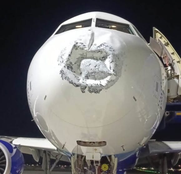 Молния ударила в самолет IndiGo над Индией, на борту было 110 человек