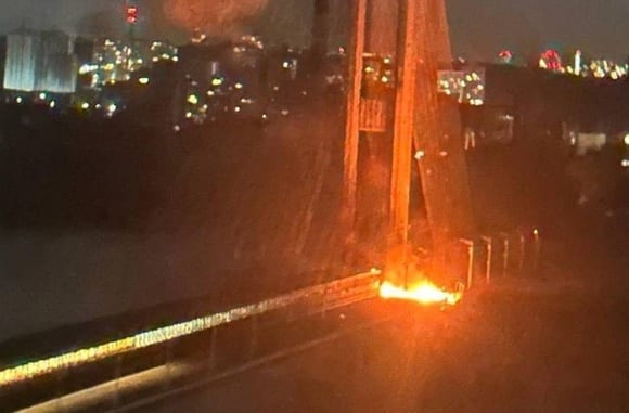 Третий удар по Южному мосту в Киеве: попадание в полотно
