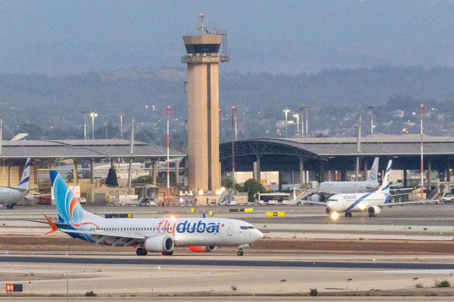 Со слезами и песнями: пассажиры рейса Fly Dubai благополучно вернулись домой