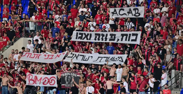 "שוטרים יצרו עימות עם אוהדים כ'נקמה' על שלטים"
