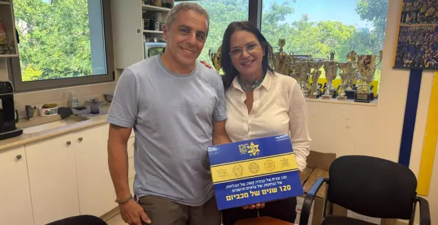 מכבי תל אביב העניקה לדורית כהן ערכה לזכר בעלה