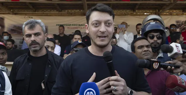 אוזיל קורא לפיפ"א: תחרימו את מדינת ישראל