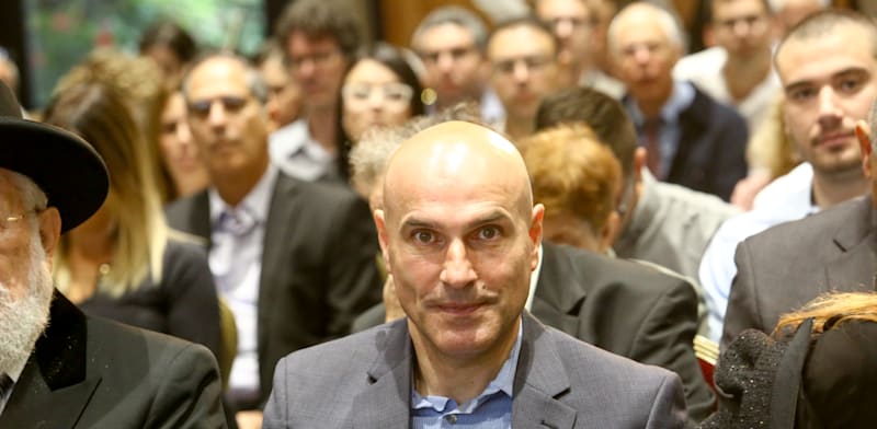 בשם האח: אפי נוה תובע את המיליארדר שהציף את הארץ בשלטים