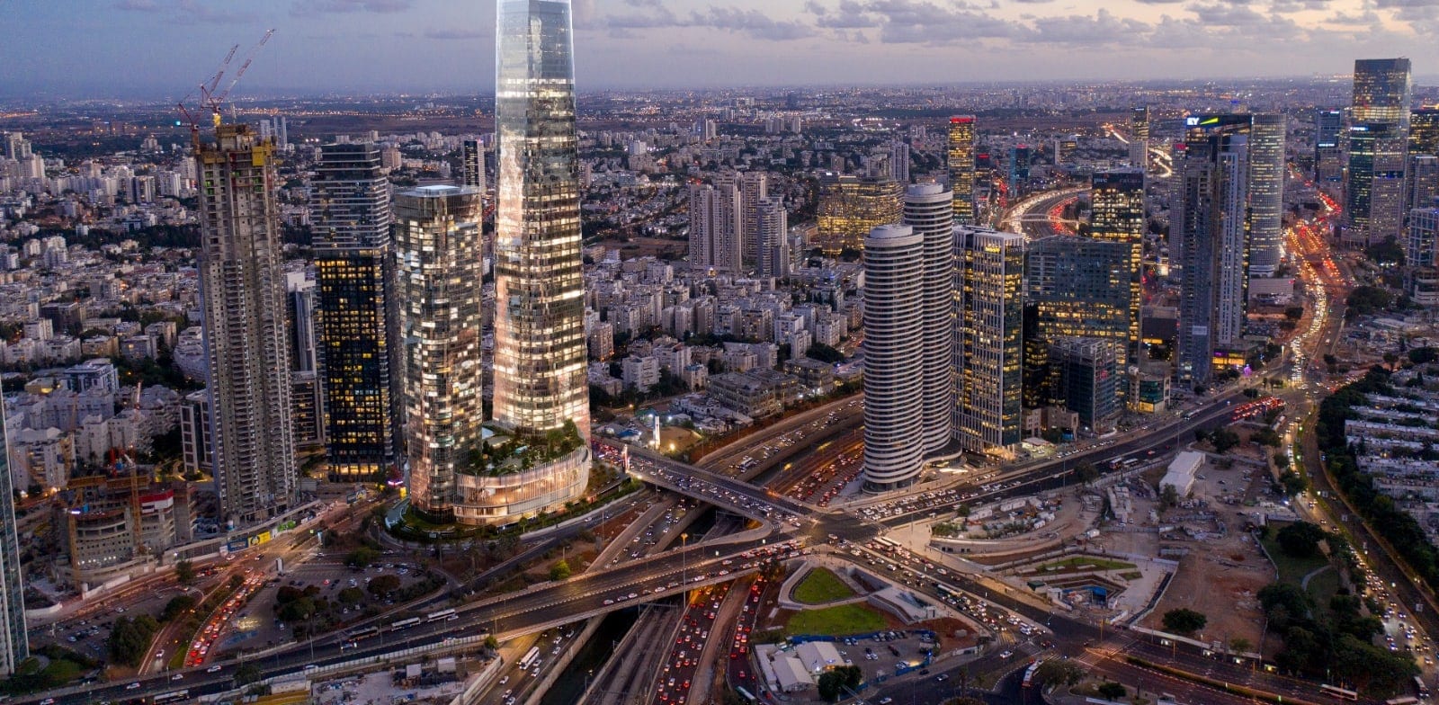 משרד עורכי הדין הגדול בישראל עובר דירה ותורם את כל הציוד