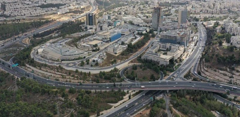 תמורת 650 מיליון דולר: חברת האופטיקה הירושלמית הוותיקה שנמכרת
