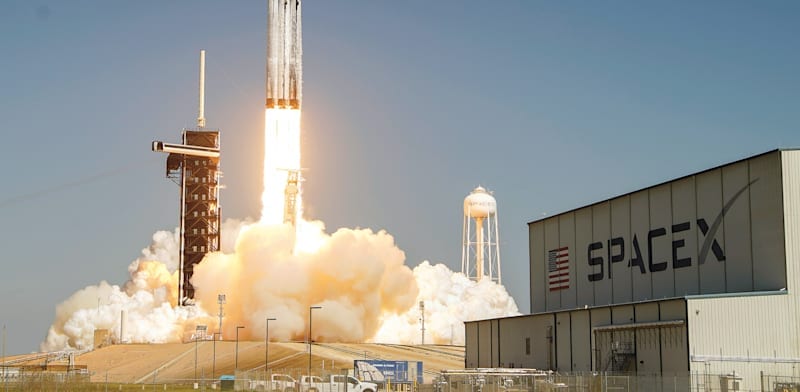רקטת SpaceX תתרסק על הירח הבוקר ותיצור מכתש חדש