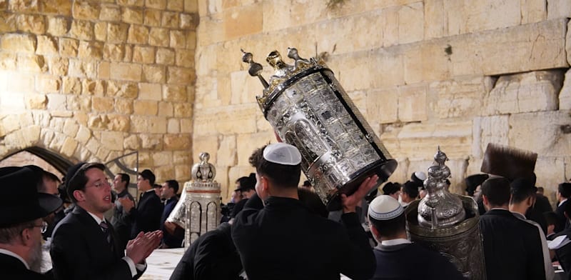 מריקודים ועד למאבק מחתרתי במוסקבה: סודות מנהגי שמחת תורה