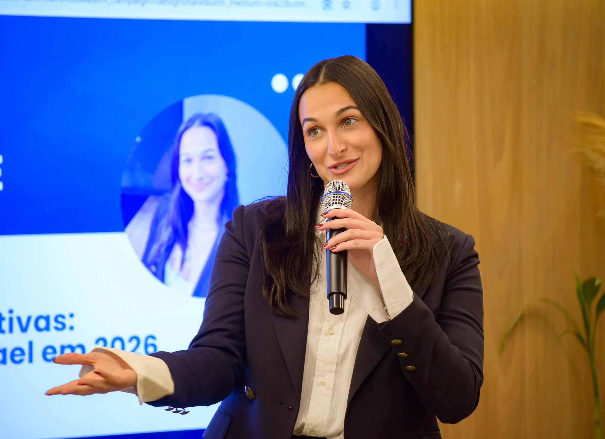 Rachel Safdie discusses fake news and Israel at Fisesp HQ