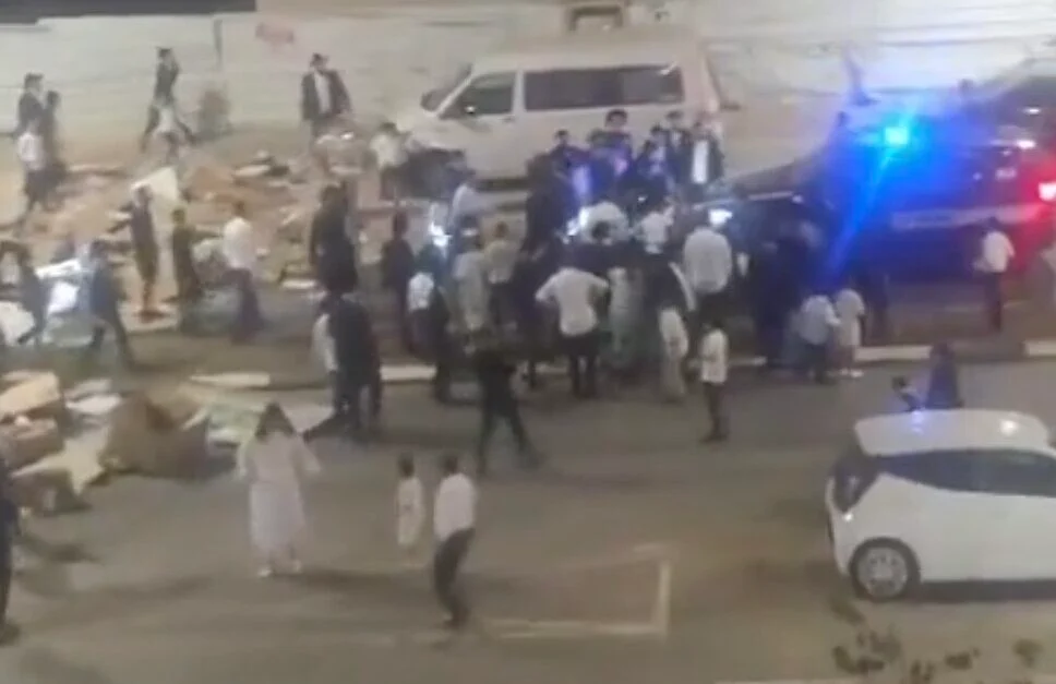 Haredim in Bnei Brak block cars from accessing secular neighborhood ahead of Sabbath