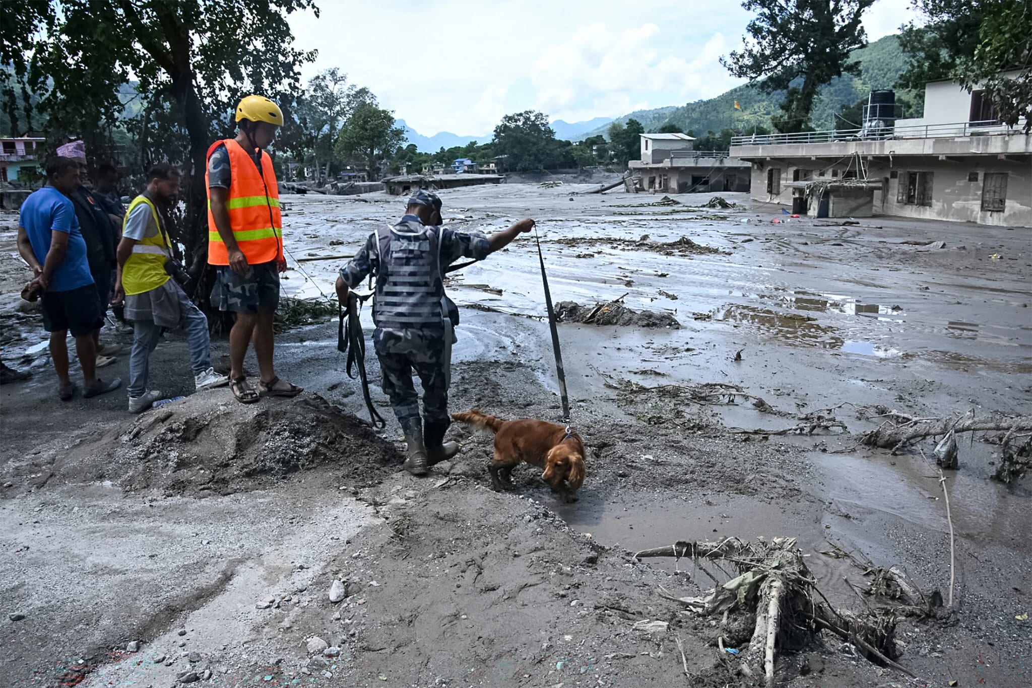 Nepal flood death toll rises to 362 as rescuers dig through mud for more than 1,400 missing