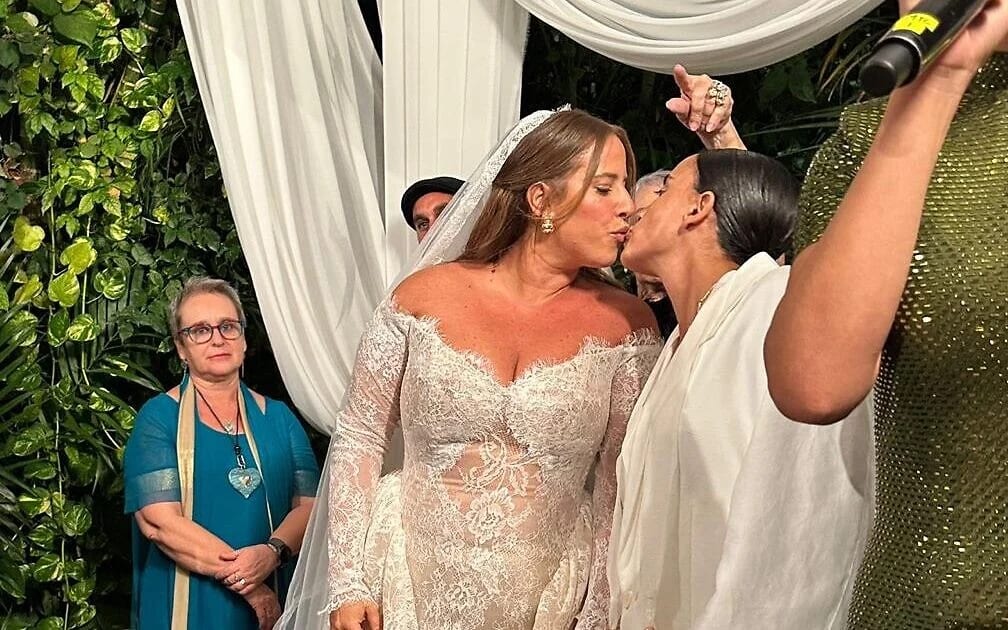 Former hostage Emily Damari marries food influencer Danielle Amit in emotional ceremony