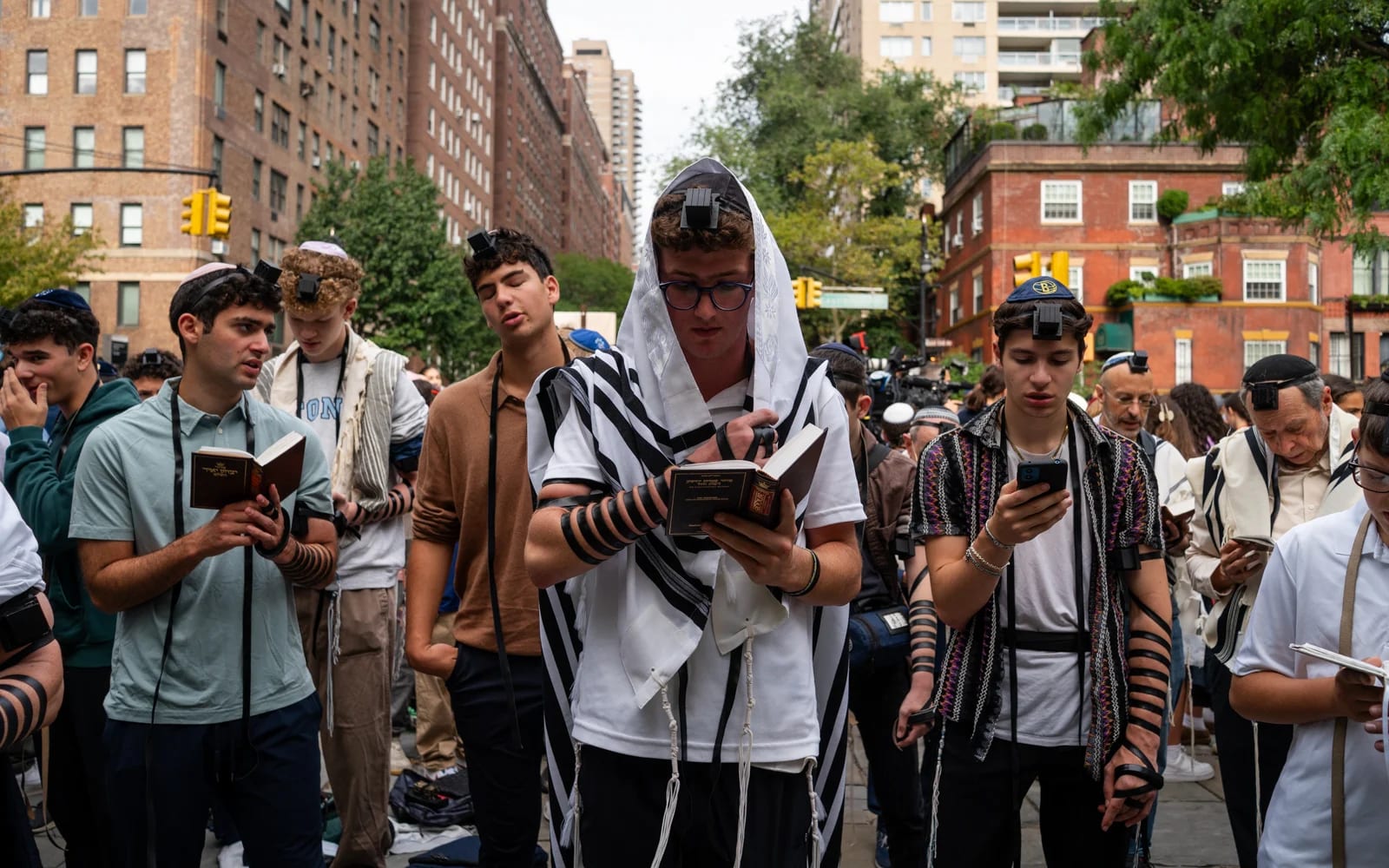 ‘We’re not running’: Jewish students lead rally outside Mamdani residence