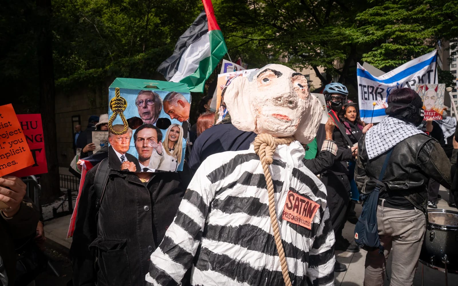 Anti-Zionist protesters put Netanyahu effigy in a noose outside UN headquarters
