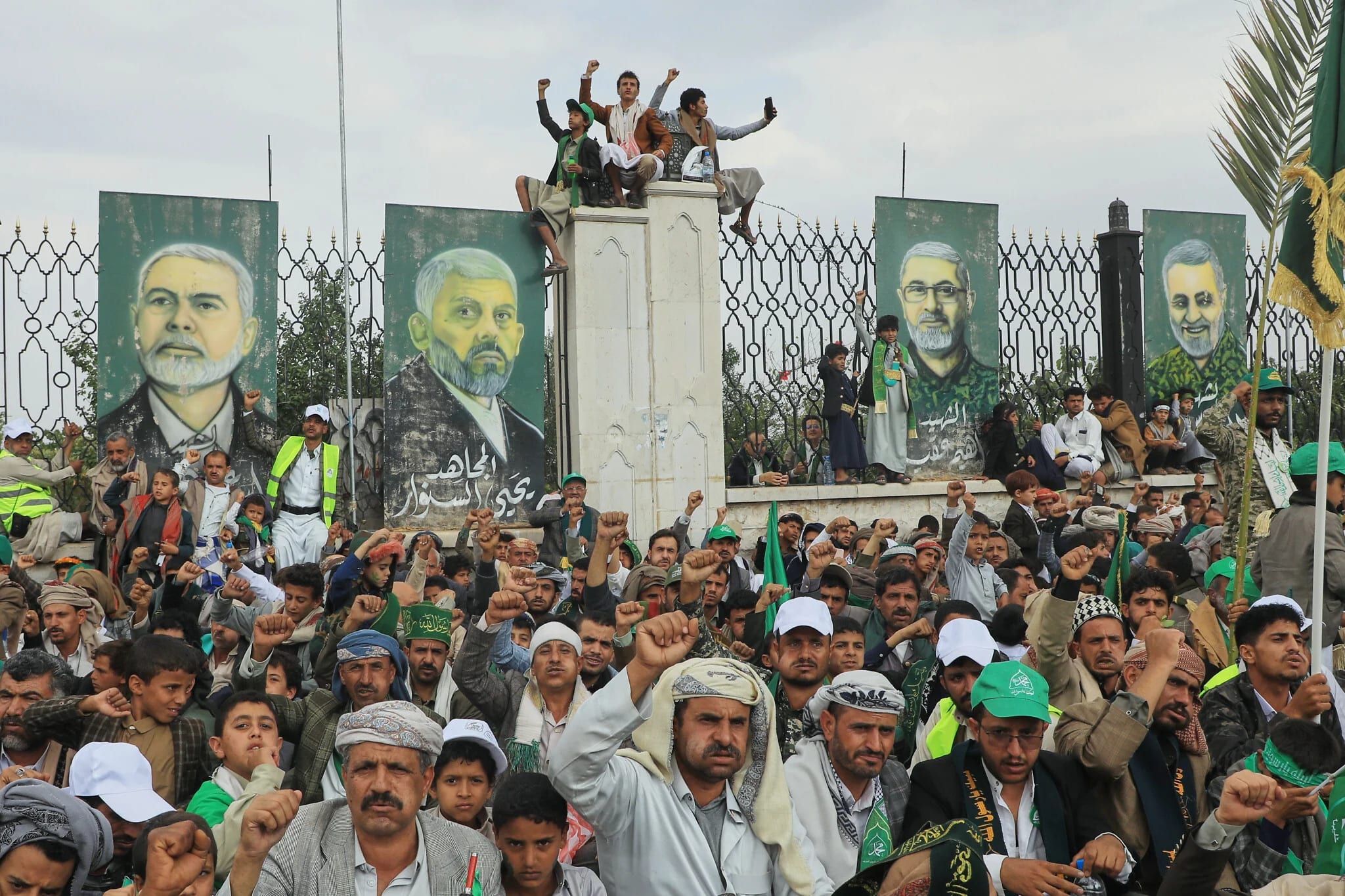 Over 120 killed in deadly Yemen clashes as Houthis push toward key strait