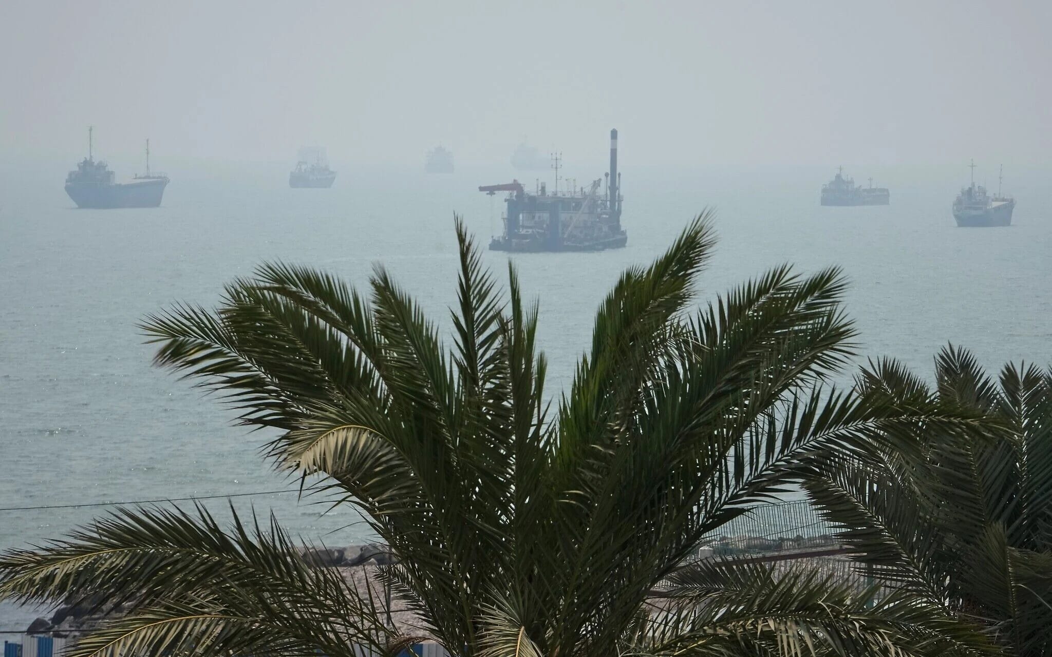 US hits Iranian oil tankers after attempted missile attacks on American Navy