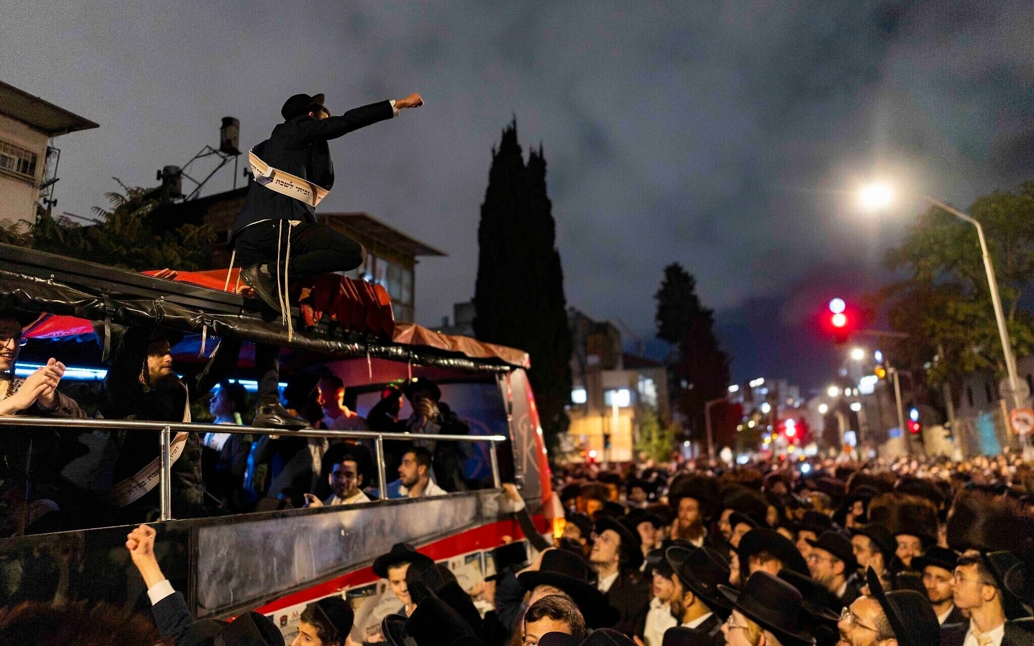 Thousands march in Jerusalem to fete Haredi draft dodgers; cash grants promised