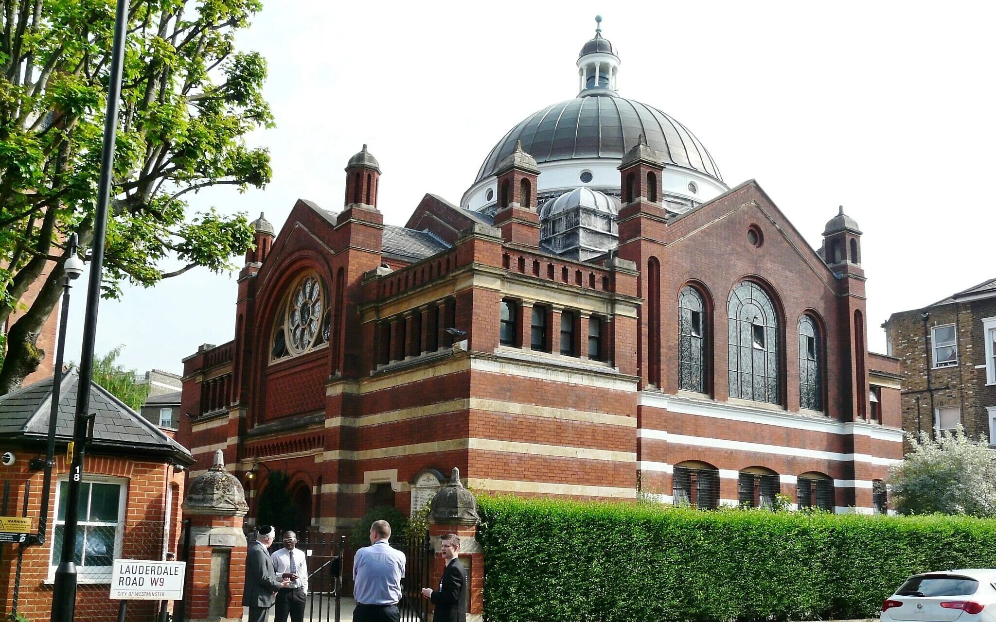 Gang of youths launch two fireworks toward London synagogue on Rosh Hashanah