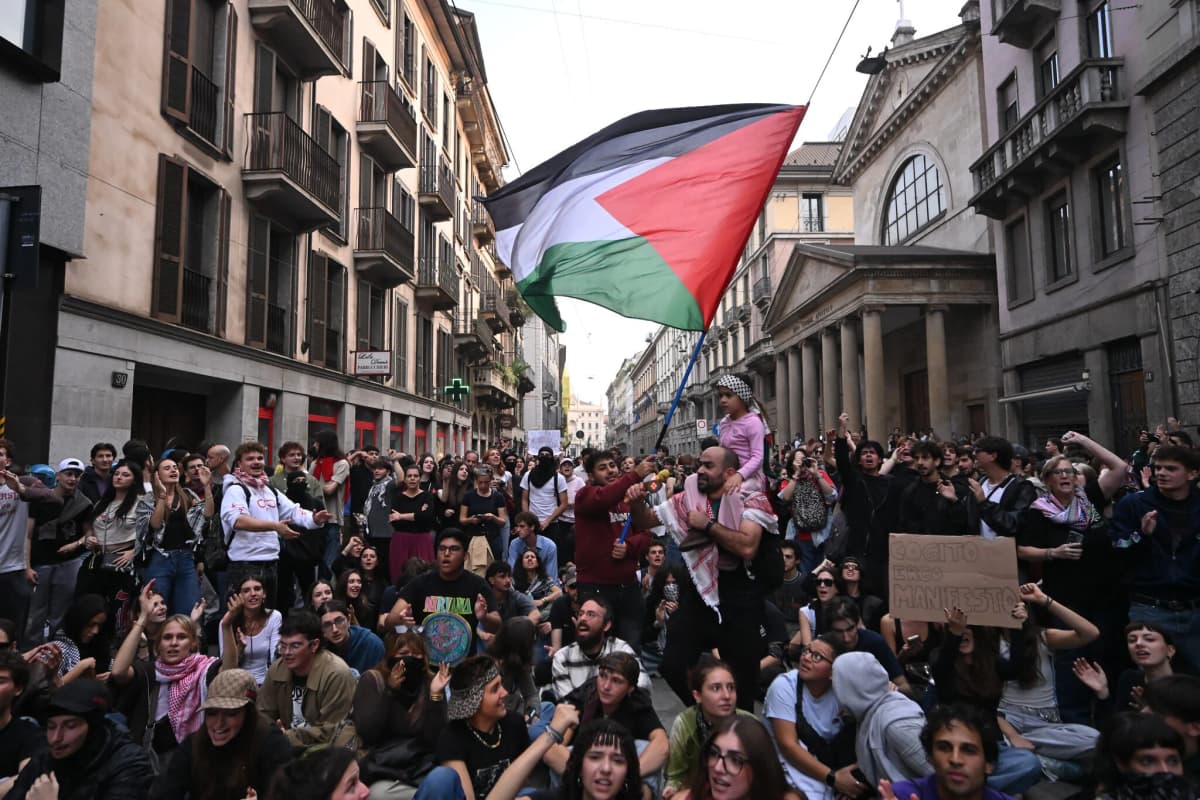 Rioters loot stores in Milan during cost-of-living protest featuring Palestinian symbols