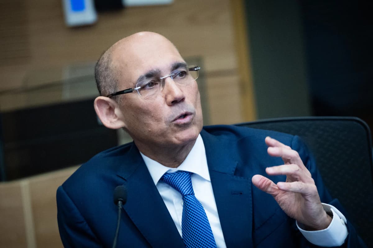 Central bank holds rates days before election, warns next government on fiscal choices