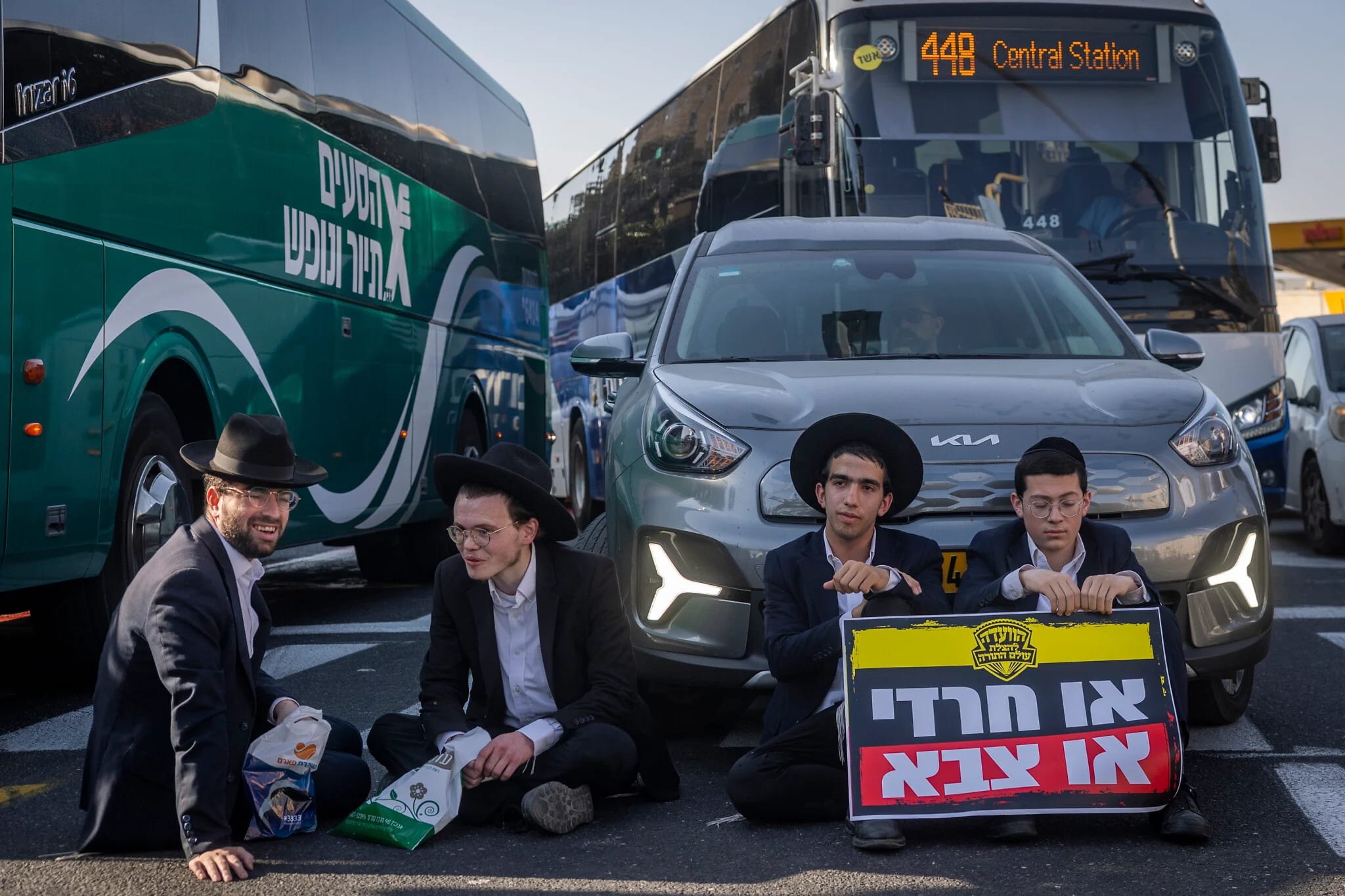 Haredi anti-enlisment protesters clash with cops, block highways in Bnei Brak, Jerusalem
