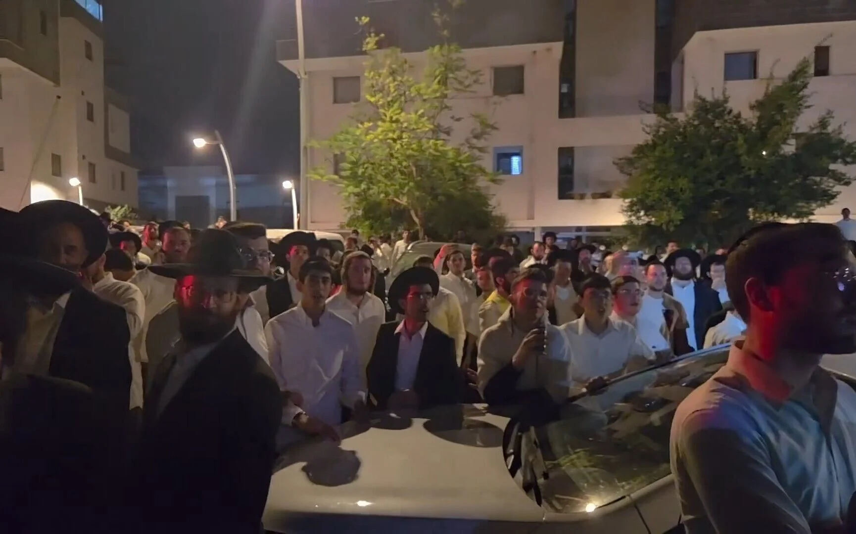 Hundreds of Haredi protesters clash with police, thwart arrest of draft dodger in Modiin